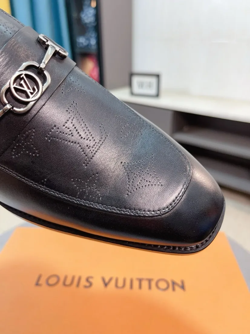 Men's men's shoes 💰500🌸🌸 [Louis Vuitton (LV)] High-end business formal leather shoes 🍀 luxurious and elegant style, both practicality and style, professional focus on details and quality, counter original 1⃣️: 1⃣️ ultra-accurate reproduction 👍🏻! Material: The upper is made of imported original calfskin➕imported Italian cowhide leather. Original anti-slip and wear-resistant outsole! Code number: 38--44 (45 customized)
